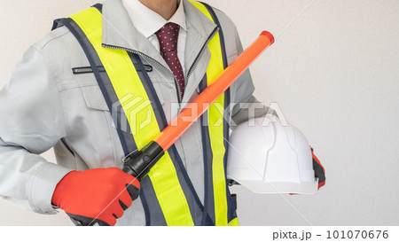 誘導棒を持つ作業員 101070676