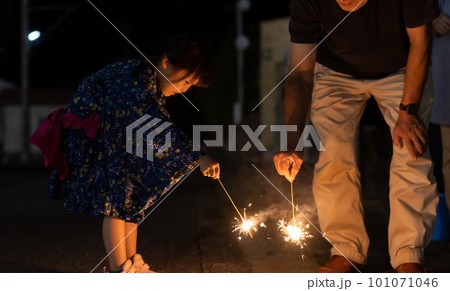 夏休みに帰省しておじいちゃんと花火をする子供 夏休みに帰省しておじいちゃんと花火をする子供 101071046