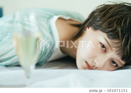 お酒が苦手な若い女性 101071151