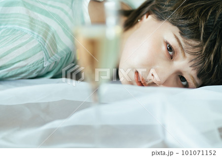 お酒が苦手な若い女性 101071152