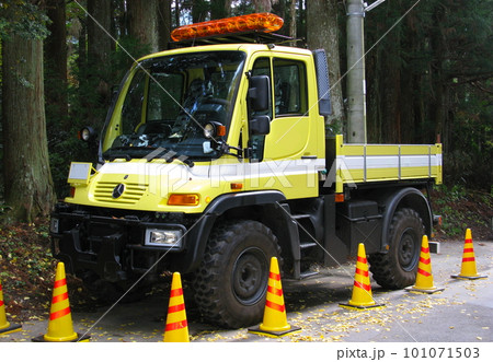 ドイツ製の高性能多目的作業用四輪駆動車(斜め前) ドイツ製の高性能多目的作業用四輪駆動車(斜め前) 101071503