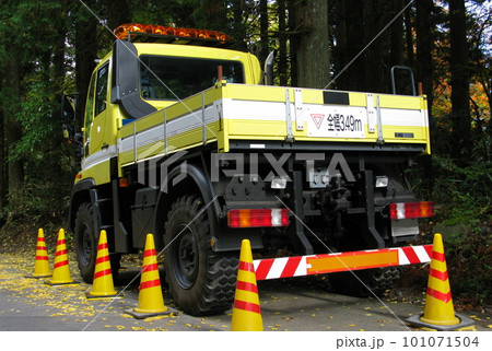 ドイツ製の高性能多目的作業用四輪駆動車(斜め後ろ) ドイツ製の高性能多目的作業用四輪駆動車(斜め後ろ) 101071504