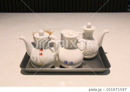 町中華の美品、中華料理の味変用、調味料入れ、調味料セット醤油辣油 101071597