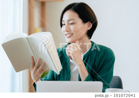 読書をする女性 101072041