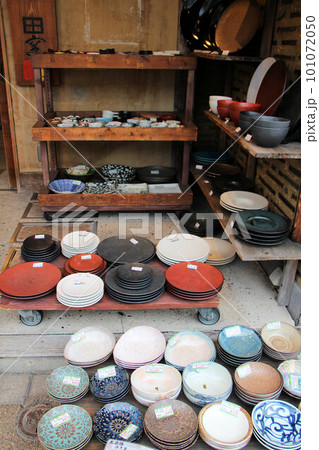 和食器がたくさん並ぶ食器店のノスタルジックな店頭の写真素材 