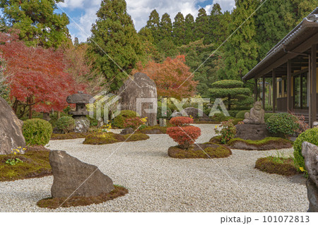 不動山　青隆寺の紅葉の風景 101072813