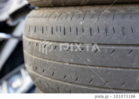 摩耗したタイヤのスリップサイン 摩耗したタイヤのスリップサイン 101073196