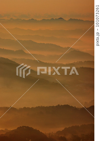 春霞の九十九谷の山並み 101073261