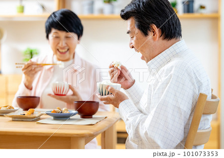 ダイニングで食事するシニア夫婦 ダイニングで食事するシニア夫婦 101073353