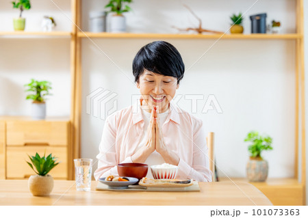ダイニングで食事するシニア女性 101073363