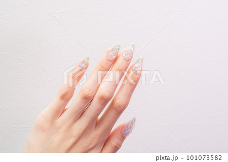 ネイルをした手 101073582