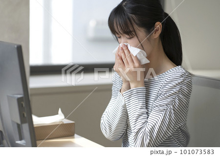 花粉症が辛い若い女性 花粉症が辛い若い女性 101073583