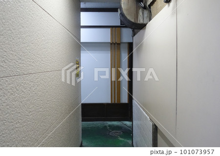 商店街中の商店街 勝鷹商店街の路地（福岡市） 101073957