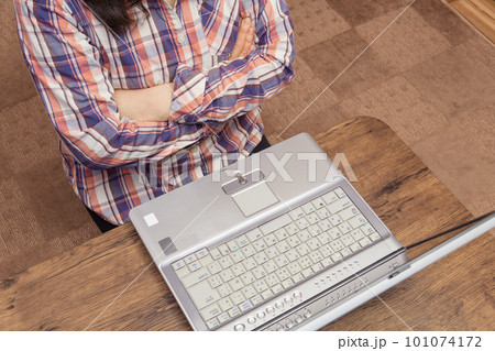 【パソコンを見ながら腕組みする女性】 101074172