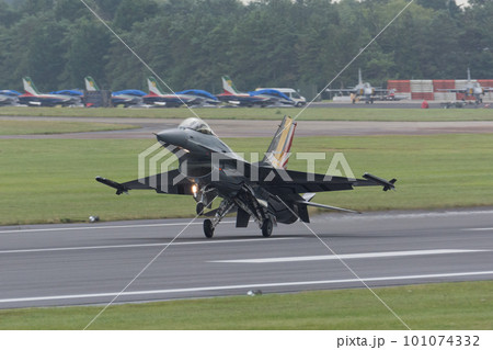 ベルギー空軍F-16ディスプレイチーム着陸 101074332