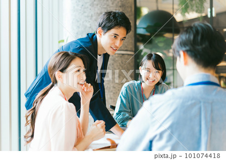 ミーティングをする若いビジネスパーソン ミーティングをする若いビジネスパーソン 101074418