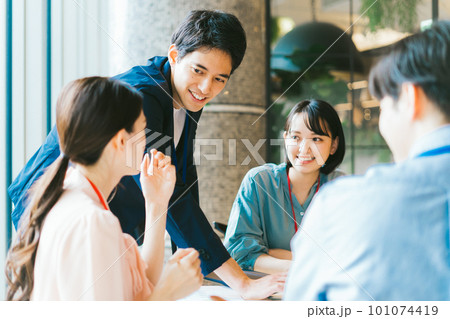 ミーティングをする若いビジネスパーソン 101074419