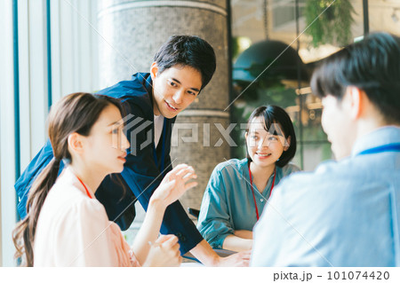 ミーティングをする若いビジネスパーソン ミーティングをする若いビジネスパーソン 101074420