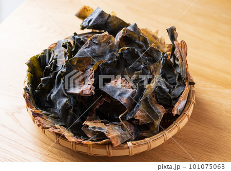 北海道産の羅臼昆布 北海道産の羅臼昆布 101075063