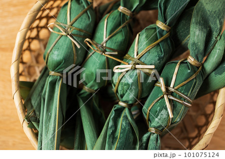 ザルに入った笹団子 101075124