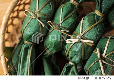 ザルに入った笹団子 101075125