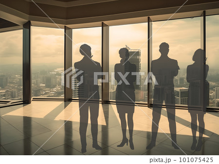 夕暮れのオフィスビルで考え事をしている男女4人のシルエット 101075425
