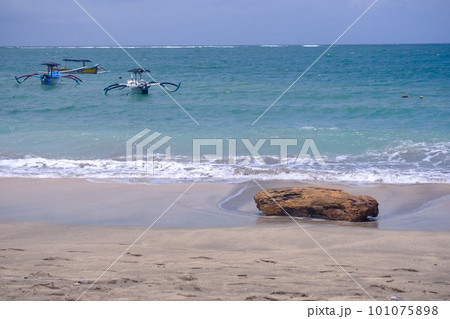 バリ島クタビーチ 砂浜と流木(Kuta Beach Bali)2023年撮影 バリ島クタビーチ 砂浜と流木(Kuta Beach Bali)2023年撮影 101075898