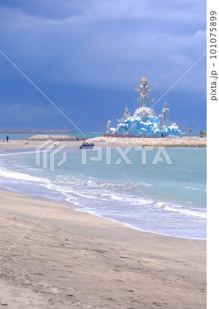 バリ島クタビーチの石像（Kuta Beach Bali）2023年撮影 101075899