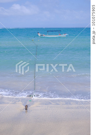 バリ島クタビーチ 青い空と青い海 2023年撮影 101075905