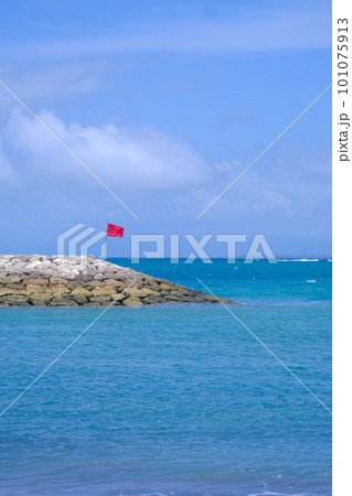バリ島クタビーチ 青い空と青い海 2023年撮影 101075913