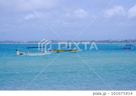 バリ島クタビーチ 海に浮かぶボート 2023年撮影 101075914