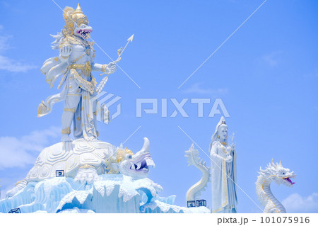 バリ島クタビーチの石像（Kuta Beach Bali）2023年撮影 101075916