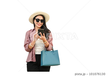 Beautiful female traveler in casual clothes and sunglasses using smartphone isolated on white background 101076130
