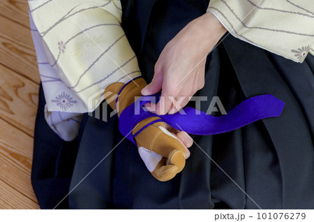 弽(かけ・ゆがけ)を挿す女性の手元 弽(かけ・ゆがけ)を挿す女性の手元 101076279
