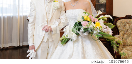 ブーケを手に持つ新郎新婦　結婚式 101076646