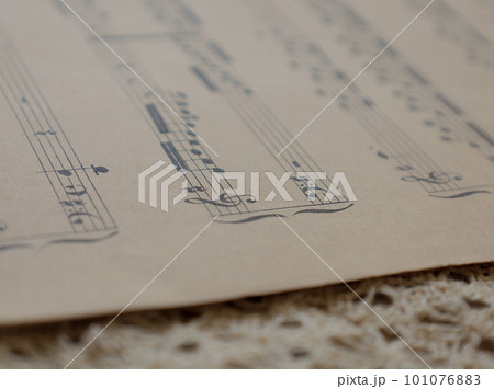 コットンレースの上のアンティークな楽譜 101076883
