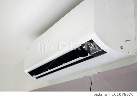 Air conditioner on white wall room interior background 101076970