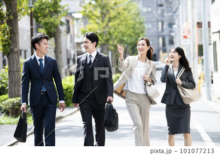 街を歩くビジネスチーム 街を歩くビジネスチーム 101077213