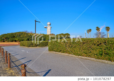 千葉県袖ケ浦市 袖ケ浦海浜公園のタワー(展望塔)方面を見る 101078297