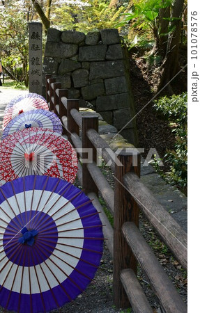 岡崎城　和傘のオブジェ　徳川家康誕生の地　お花見スポット 101078576