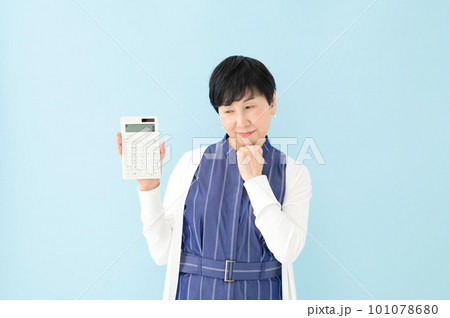 計算機を持つ女性　悩む 101078680