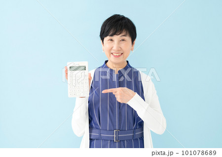 計算機を持つ女性 計算機を持つ女性 101078689