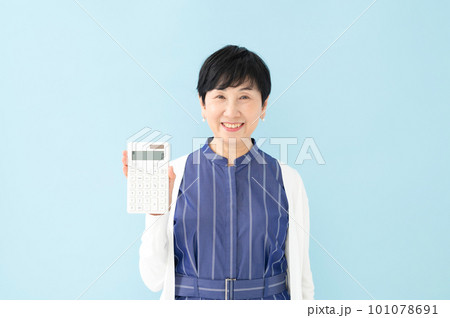 計算機を持つ女性 101078691