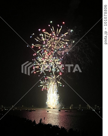 夏の夜空に咲く花火 夏の夜空に咲く花火 101078806