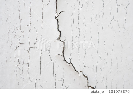 cracked concrete on white wall texture background 101078876