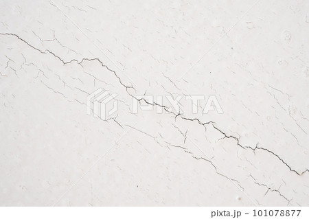 cracked concrete on white wall texture background 101078877