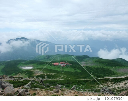 白山の登山道から見た風景 101079304