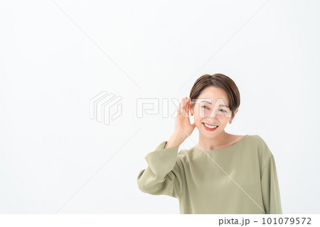 聞き耳 女性 聞き耳 女性 101079572