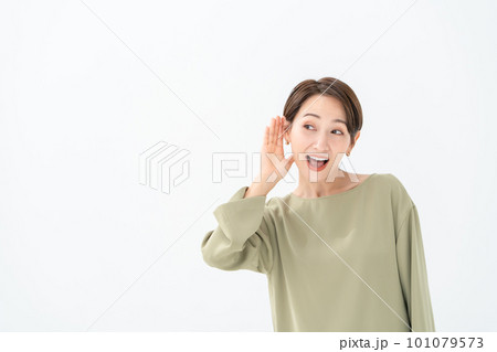 聞き耳　女性 101079573