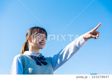 制服で上を指差す女子高生 101079647